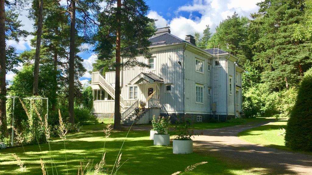 a large house in the middle of a yard at Hunajakoto in Jokioinen