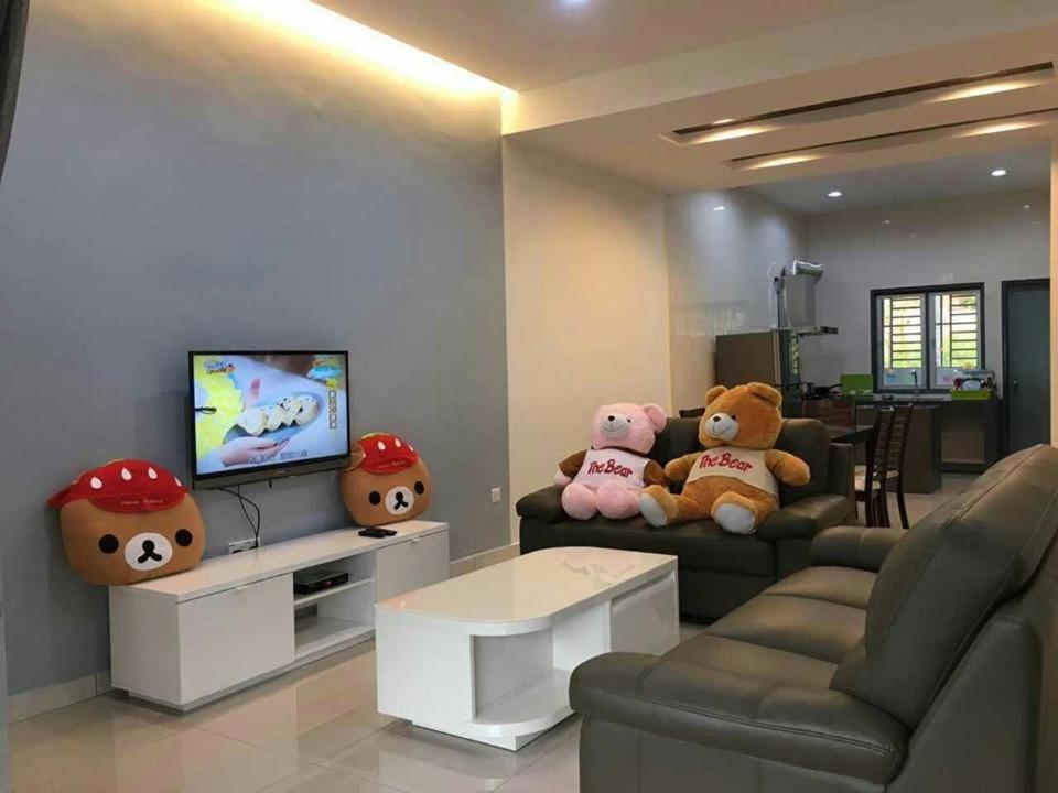 una sala de estar con ositos de peluche sentados en un sofá en W21 atGoldenHills NightMarket WiFi 4R, en Cameron Highlands