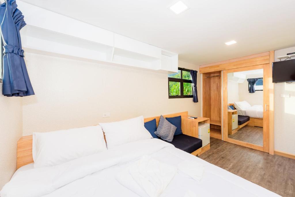 Телевизор и/или развлекательный центр в Memory Karon Resort