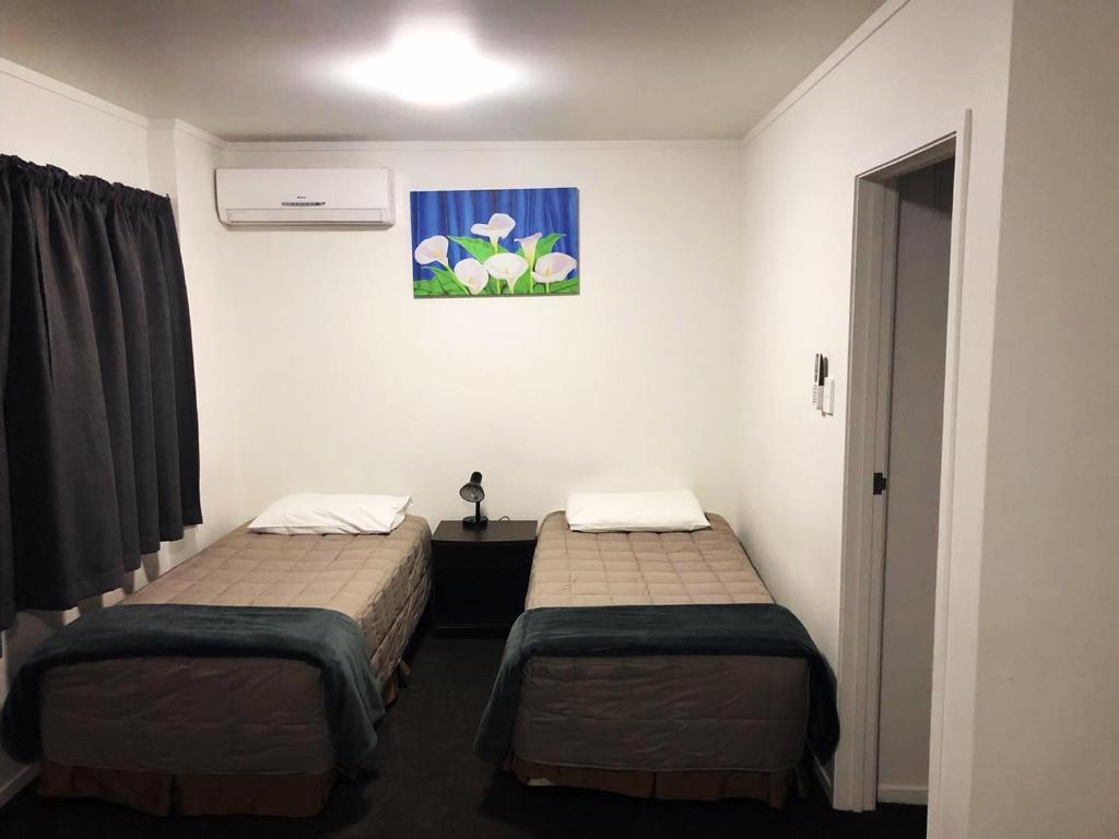 Postel nebo postele na pokoji v ubytování Grosvenor Motel