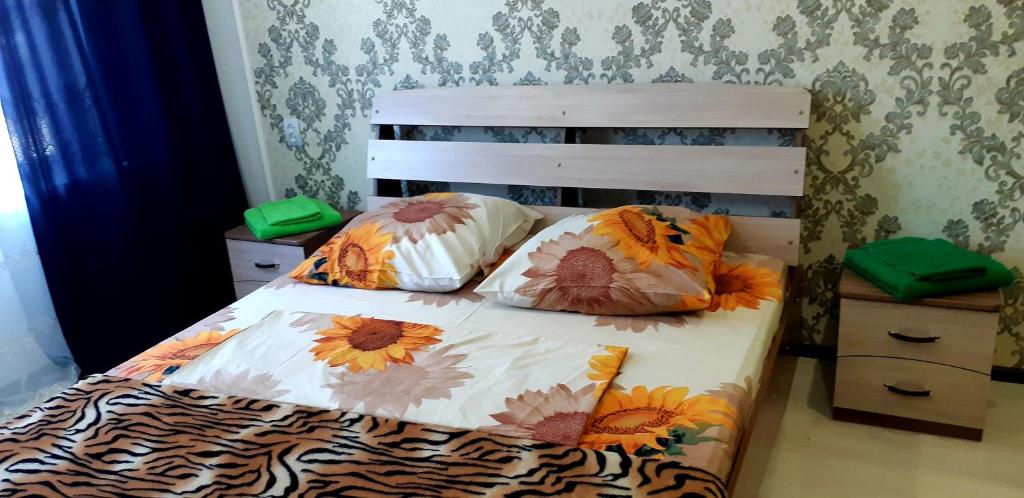 Łóżko lub łóżka w pokoju w obiekcie Гостиница на Челюскинцев 17