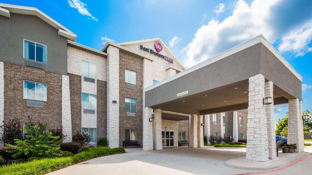 una representación de un hotel con un edificio en Best Western Plus Sand Bass Inn and Suites en Madill