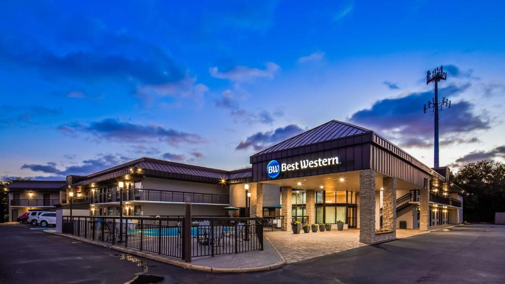 a building with a sign that reads best western at Best Western Center Inn in Virginia Beach