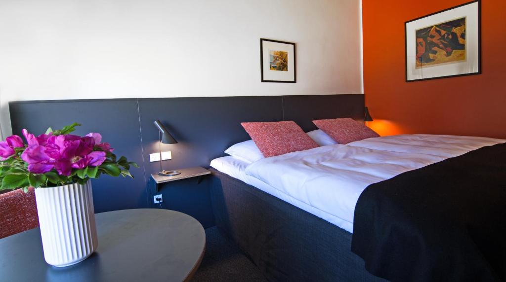 Postel nebo postele na pokoji v ubytování Kysthotellet