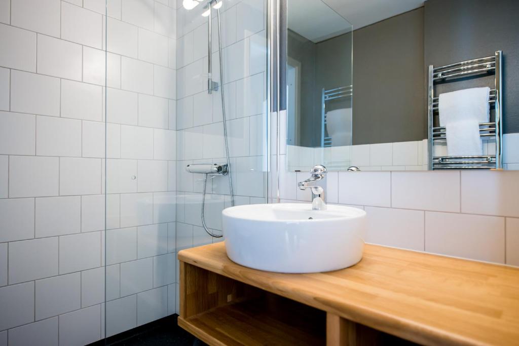 Ванная комната в Gylle Hotell & Restaurang Brödernas