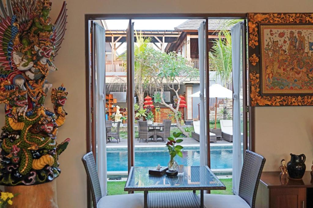 Bazén v ubytování Lebak Bali Residence nebo v jeho okolí