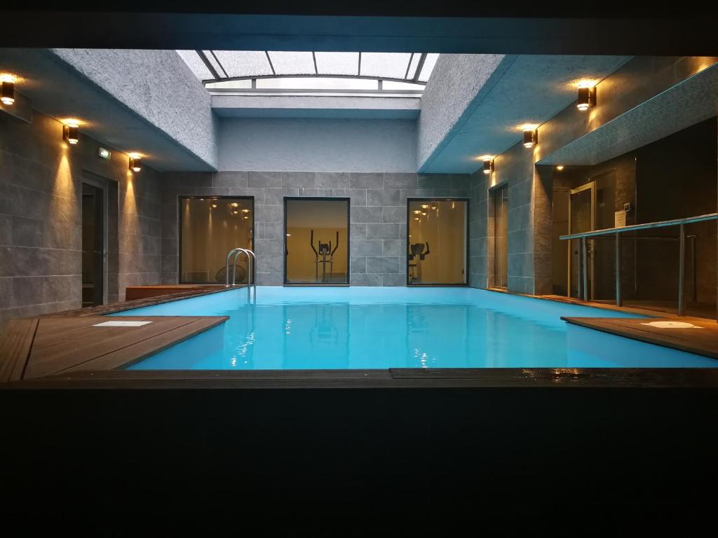 Bazén v ubytování Hotel Brise de Mer - Piscine intérieure & extérieure nebo v jeho okolí