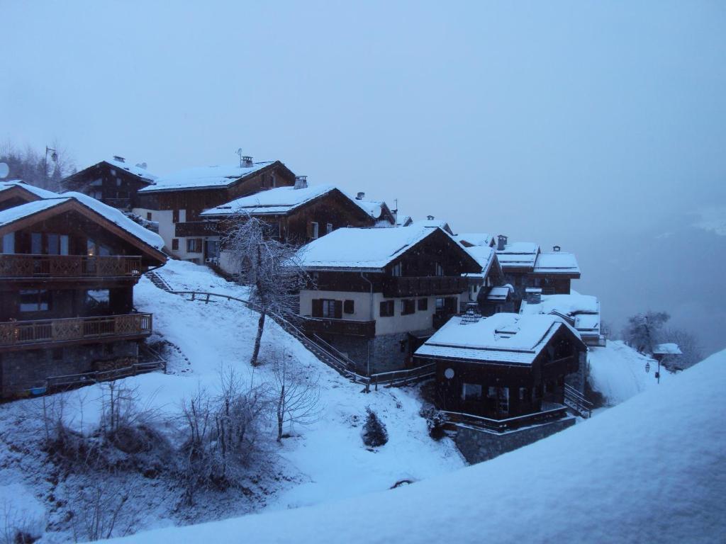 a group of houses covered in snow at Tania Kalinka Duplex in La Tania