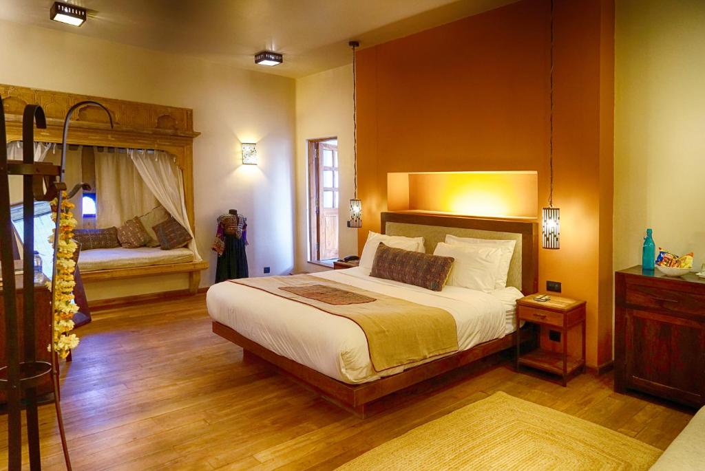 um quarto com uma cama grande e uma janela em 1st Gate Home- Fusion em Jaisalmer