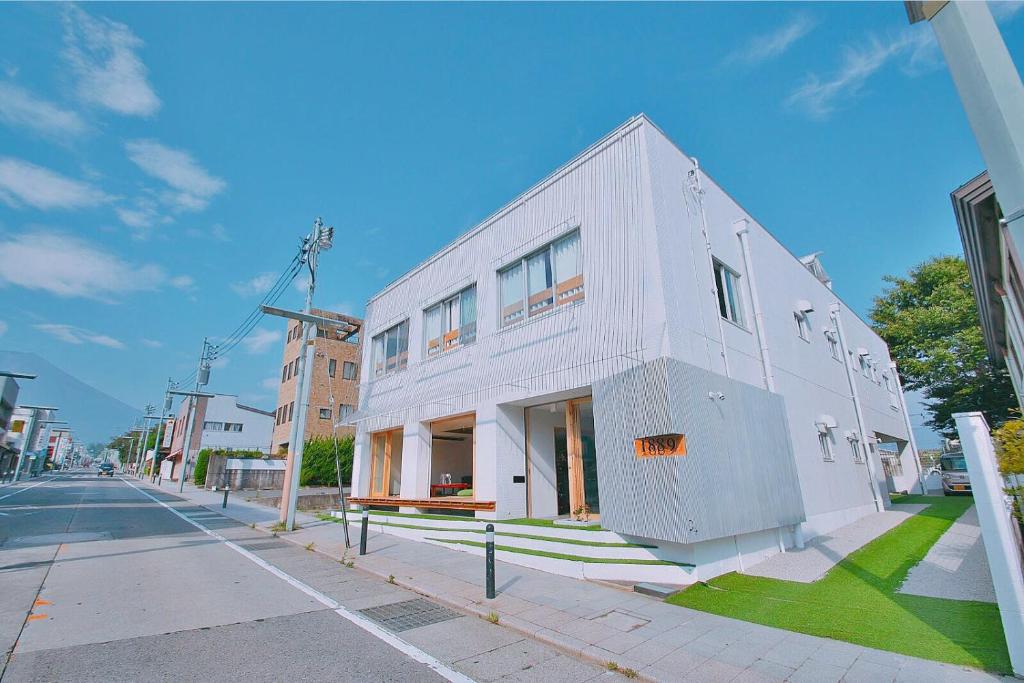 富士吉田市にあるホステル 1889の通り沿いにある白い建物