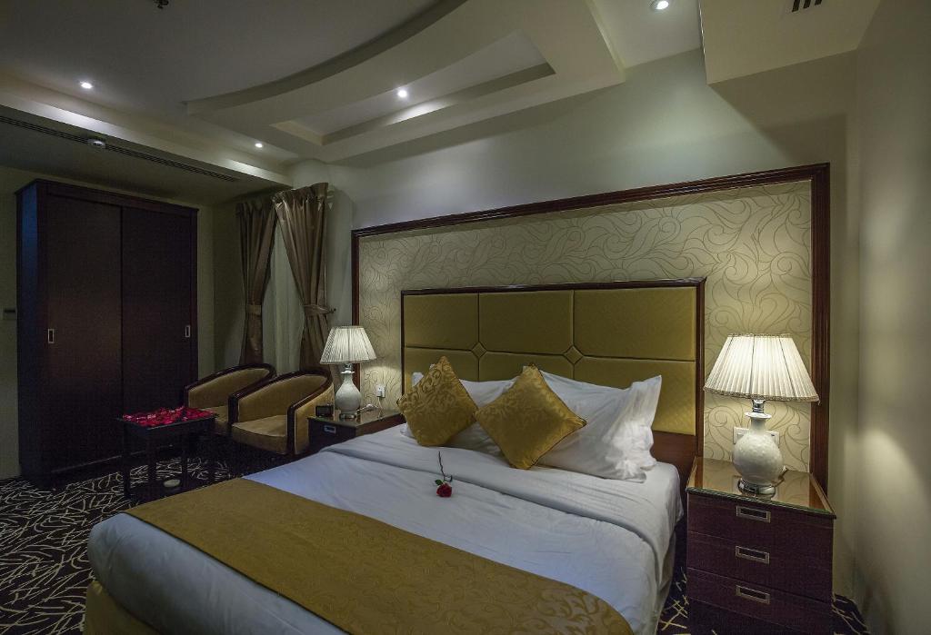 Postel nebo postele na pokoji v ubytování Rest Night Serviced Apartments- AlHamra