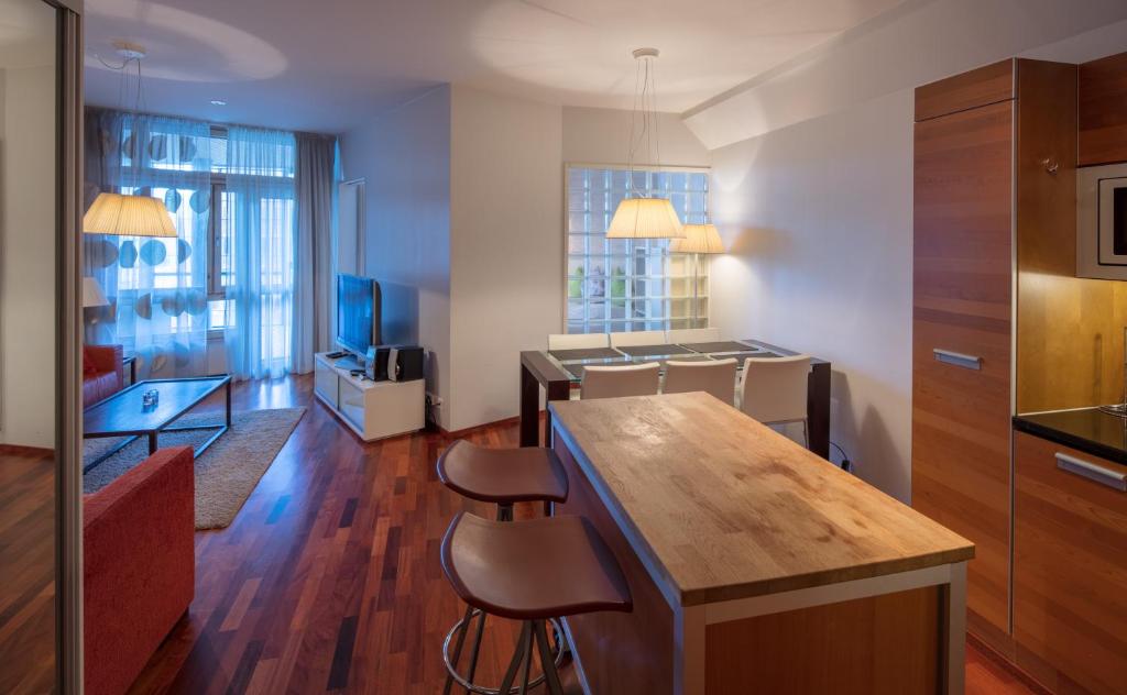 uma cozinha com mesa e cadeiras num quarto em Luxury City Center Apartments em Helsinque