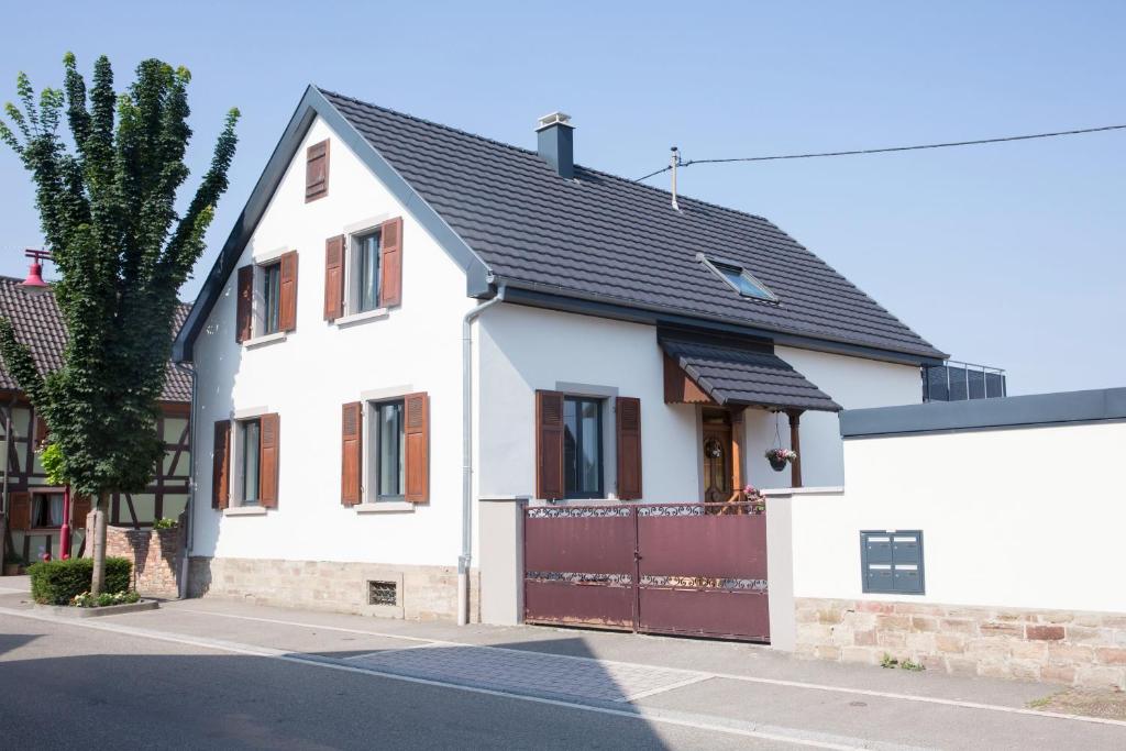 una casa blanca con techo negro en Gite Jehl GO10 en Artolsheim