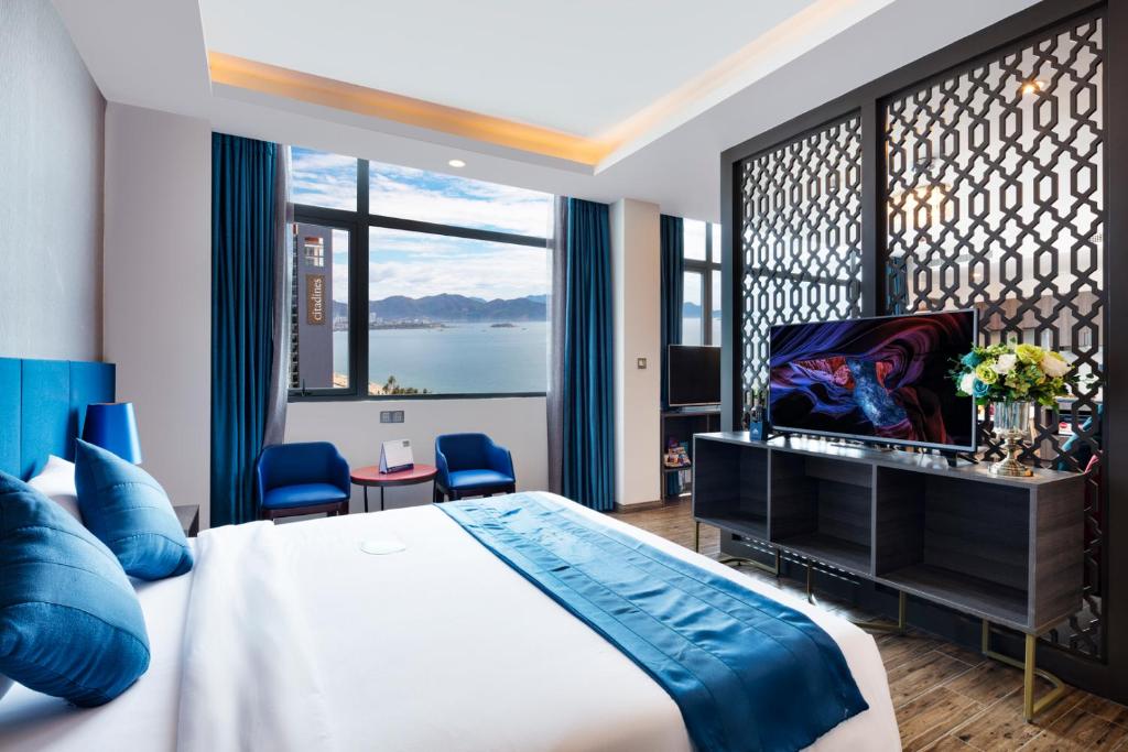 Postel nebo postele na pokoji v ubytování Aaron Hotel