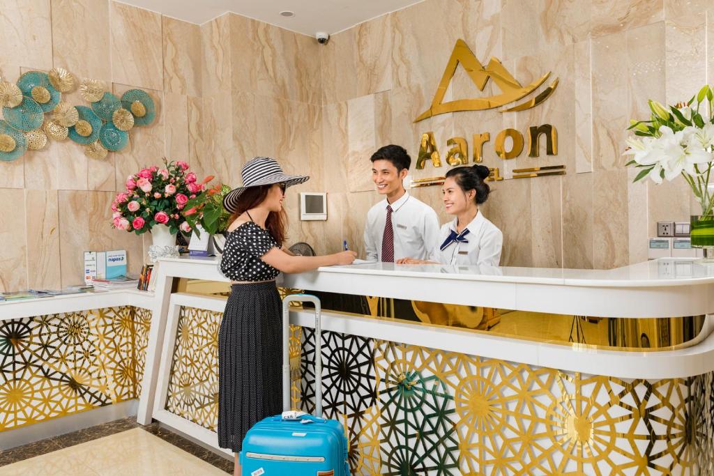 Členové personálu v ubytování Aaron Hotel
