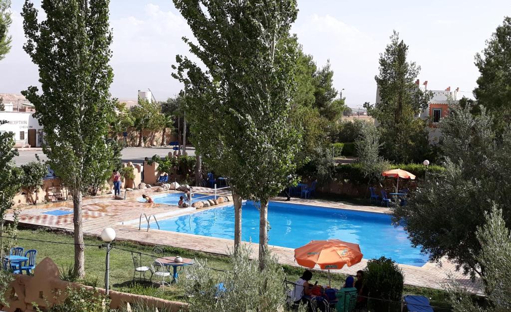 Bazén v ubytování Ksar Timnay Hotel nebo v jeho okolí