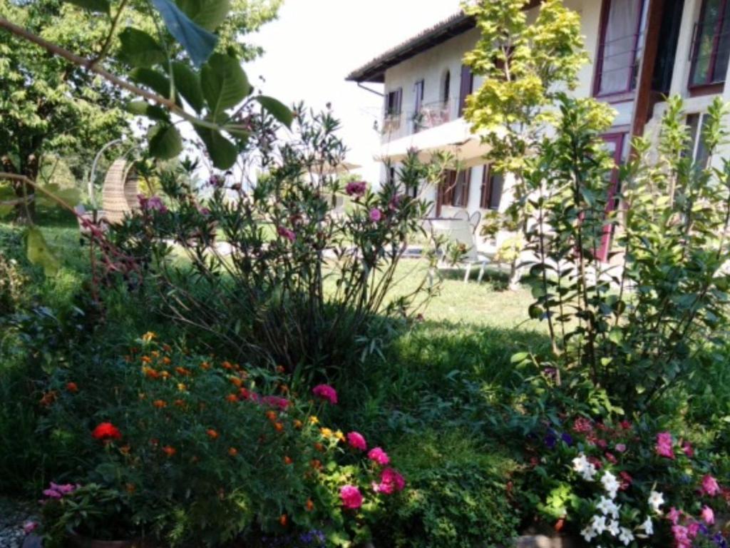 Vonkajšia záhrada v ubytovaní Cascina Linét