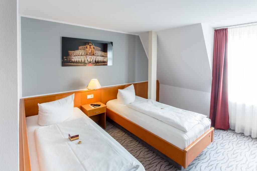ラーデベルクにあるHotel Kaiserhofのベッド2台と窓が備わるホテルルームです。