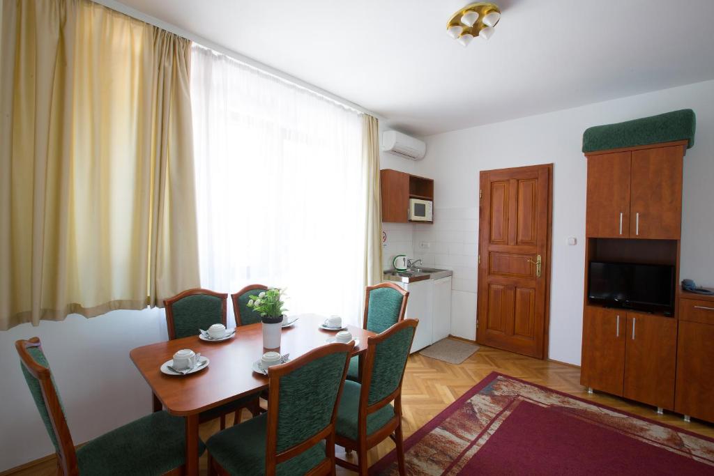 Kuchyň nebo kuchyňský kout v ubytování HELIOS Hotel Apartments