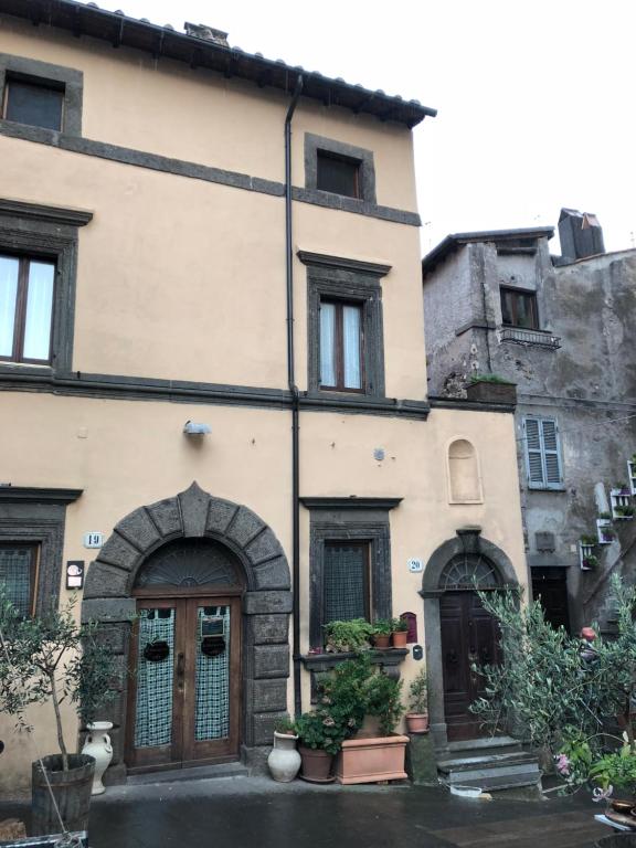 Vignanello的住宿－B&B A due passi dal Castello，一座带两扇门的旧房子和一座建筑