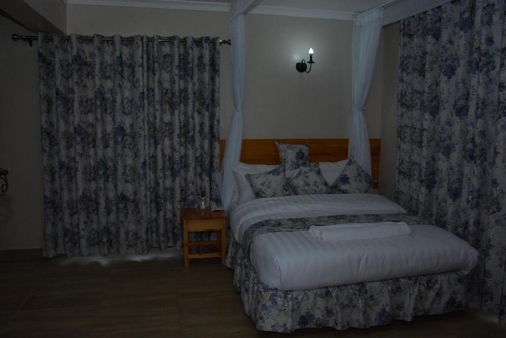 Postel nebo postele na pokoji v ubytování Bubbles Restaurant Thika