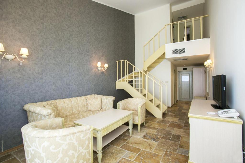 TV a/nebo společenská místnost v ubytování Royal Bay Hotel - All Inclusive