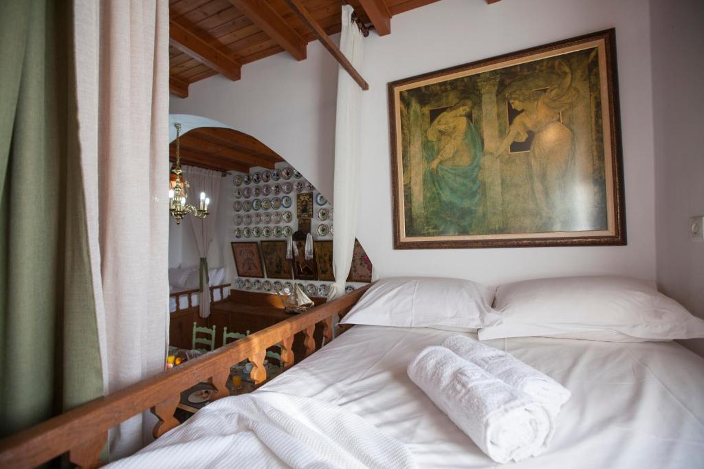 FánaiにあるArch Villaのベッドルーム1室(ベッド2台付)が備わります。壁には絵画が飾られています。