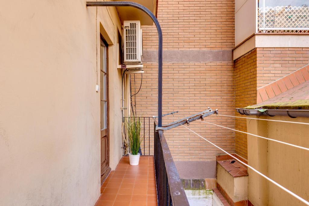 Balkón alebo terasa v ubytovaní Renovated & Classic 3-Bedroom Sagrada Familia Apt.