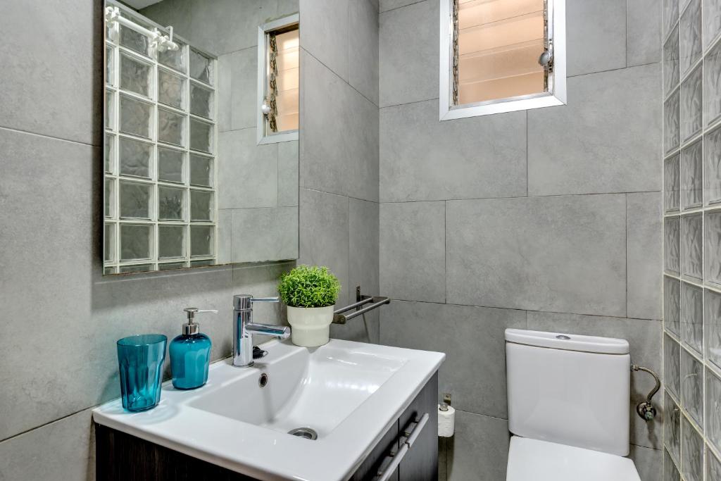 Kúpeľňa v ubytovaní Renovated & Classic 3-Bedroom Sagrada Familia Apt.