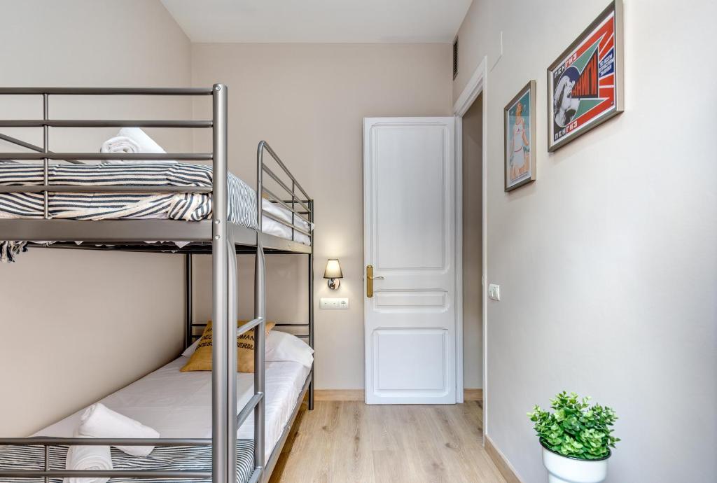 Renovated & Classic 3-Bedroom Sagrada Familia Apt., Barcelona ...
