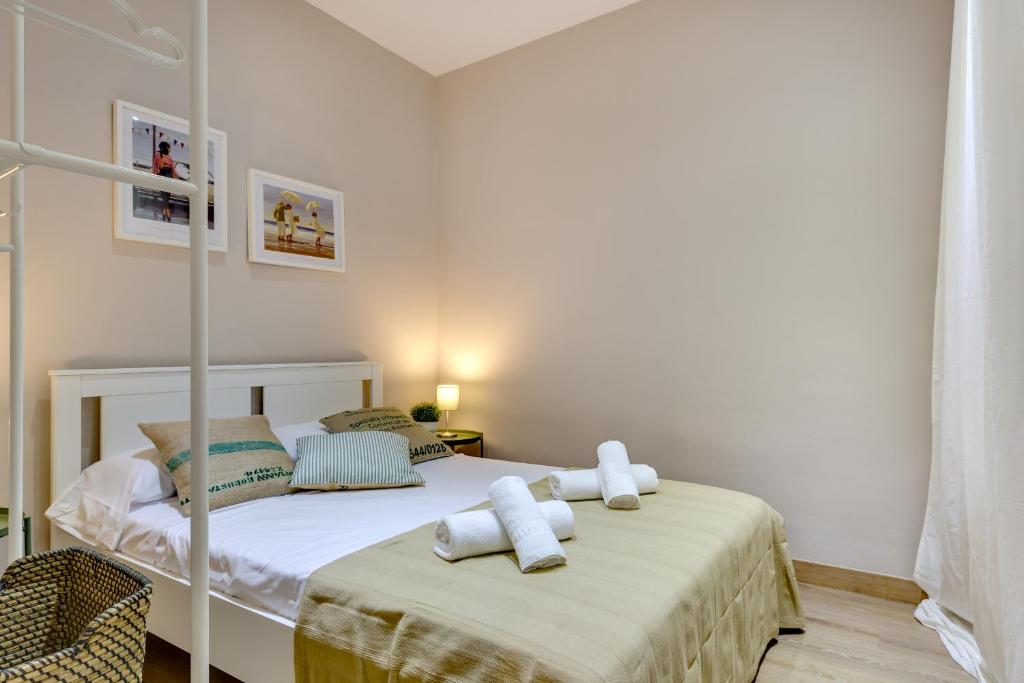 Posteľ alebo postele v izbe v ubytovaní Renovated & Classic 3-Bedroom Sagrada Familia Apt.