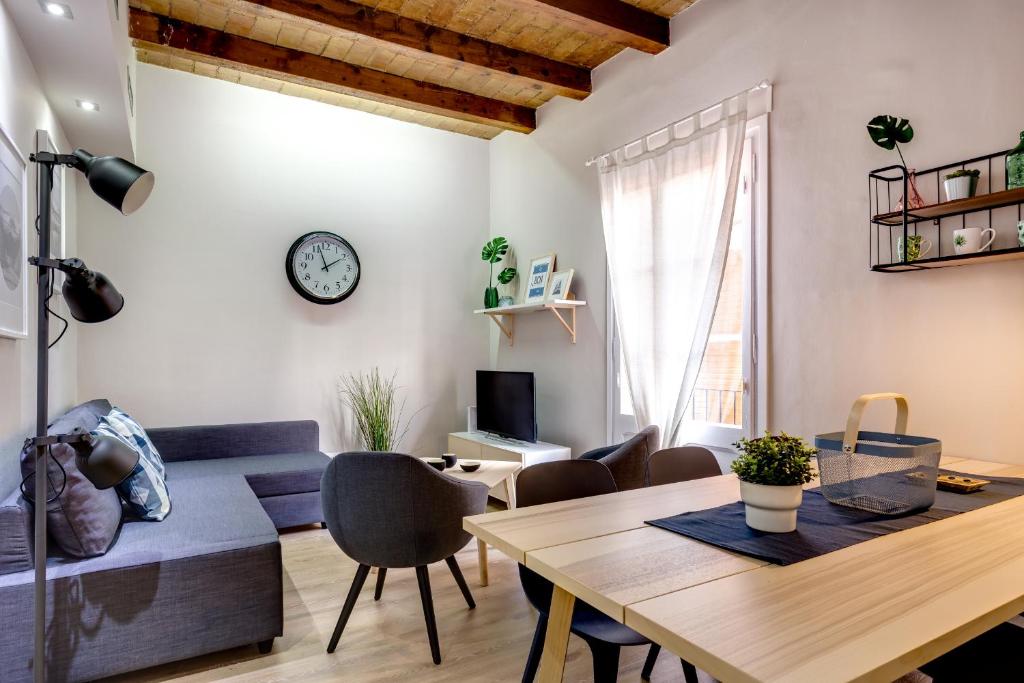 Televízia a/alebo spoločenská miestnosť v ubytovaní Renovated & Classic 3-Bedroom Sagrada Familia Apt.
