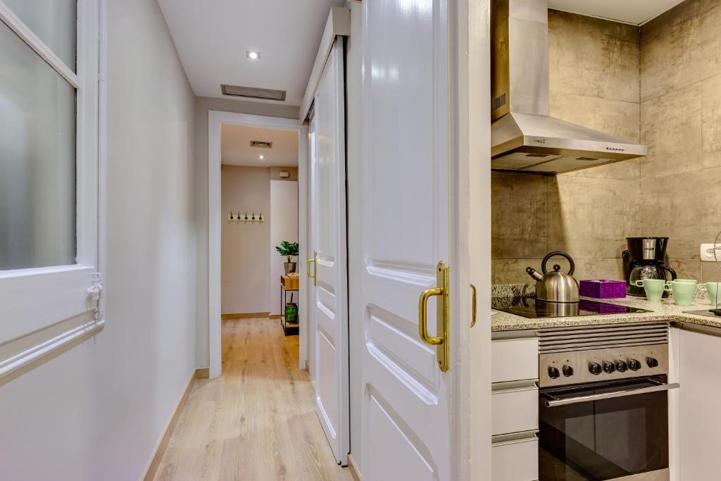 Kuchyňa alebo kuchynka v ubytovaní Renovated & Classic 3-Bedroom Sagrada Familia Apt.