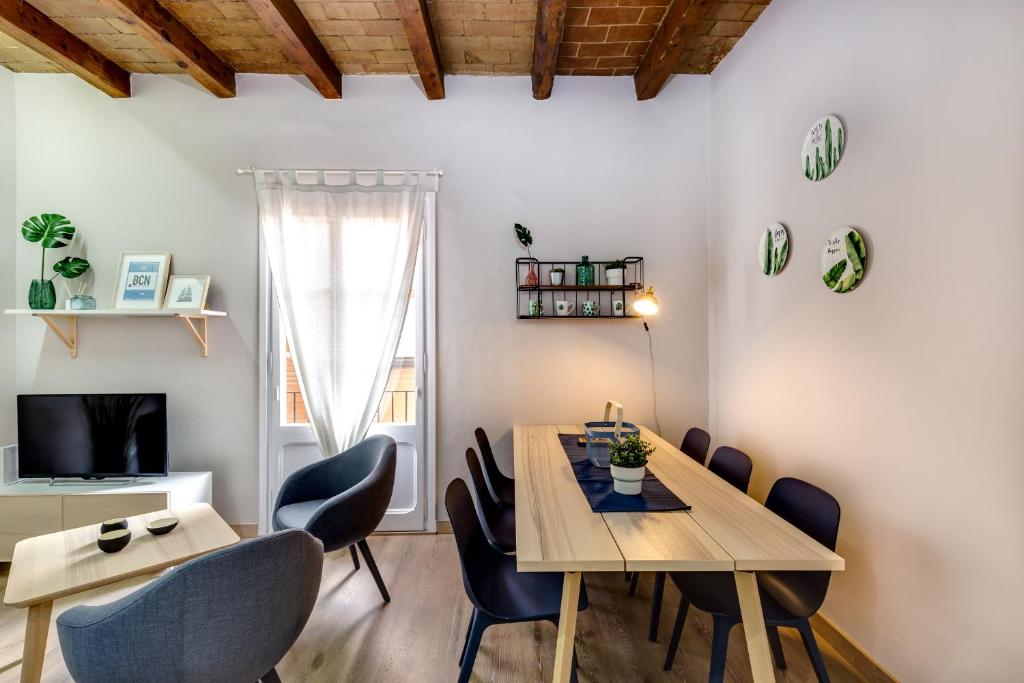 Televízia a/alebo spoločenská miestnosť v ubytovaní Renovated & Classic 3-Bedroom Sagrada Familia Apt.