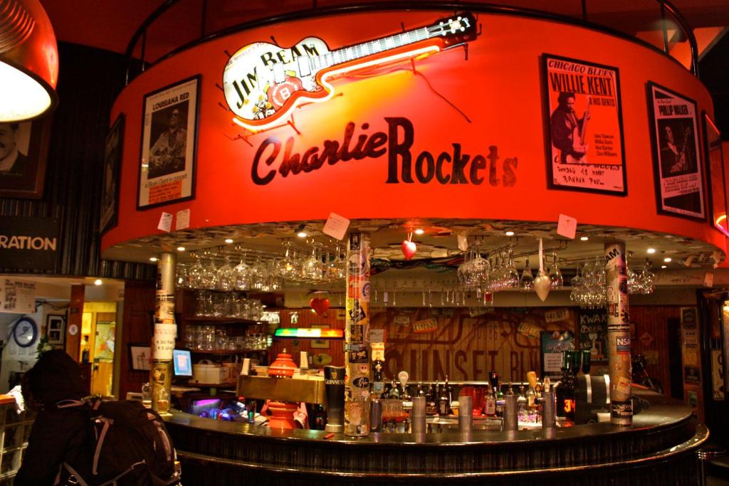 un bar con un cartel que lee rockeros de Chicago en Charlie Rockets Youth Hostel en Brujas