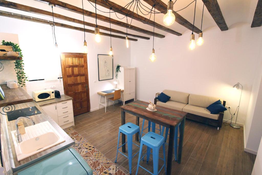 安波拉的住宿－Bonito Loft en L'Ampolla，厨房以及带桌子和沙发的客厅。