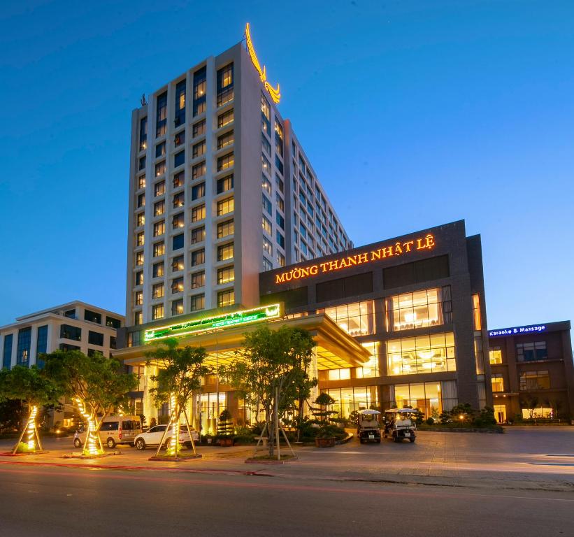 um grande edifício com uma placa à noite em Muong Thanh Luxury Nhat Le Hotel em Dong Hoi