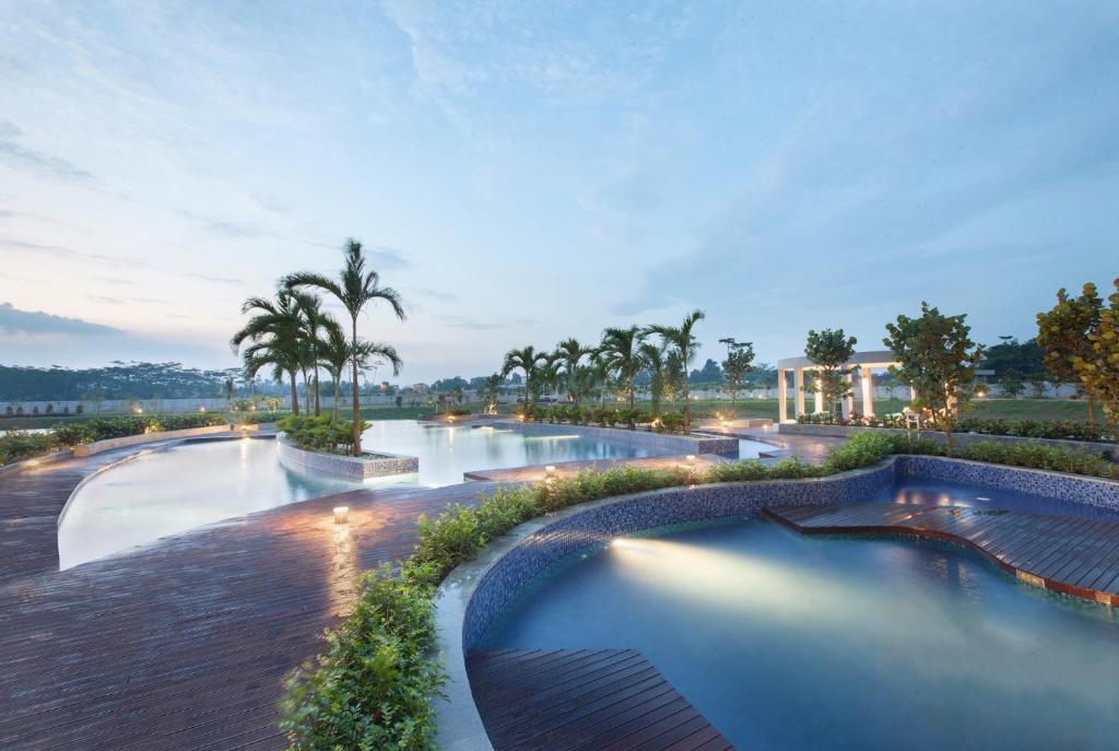 Bazén v ubytování Hotel Santika Premiere Bandara Palembang nebo v jeho okolí