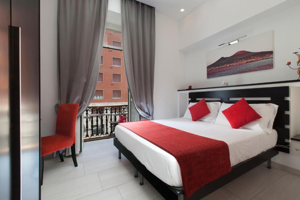 ナポリにあるSuite dei Catalaniのベッドとバルコニー付きのホテルルーム
