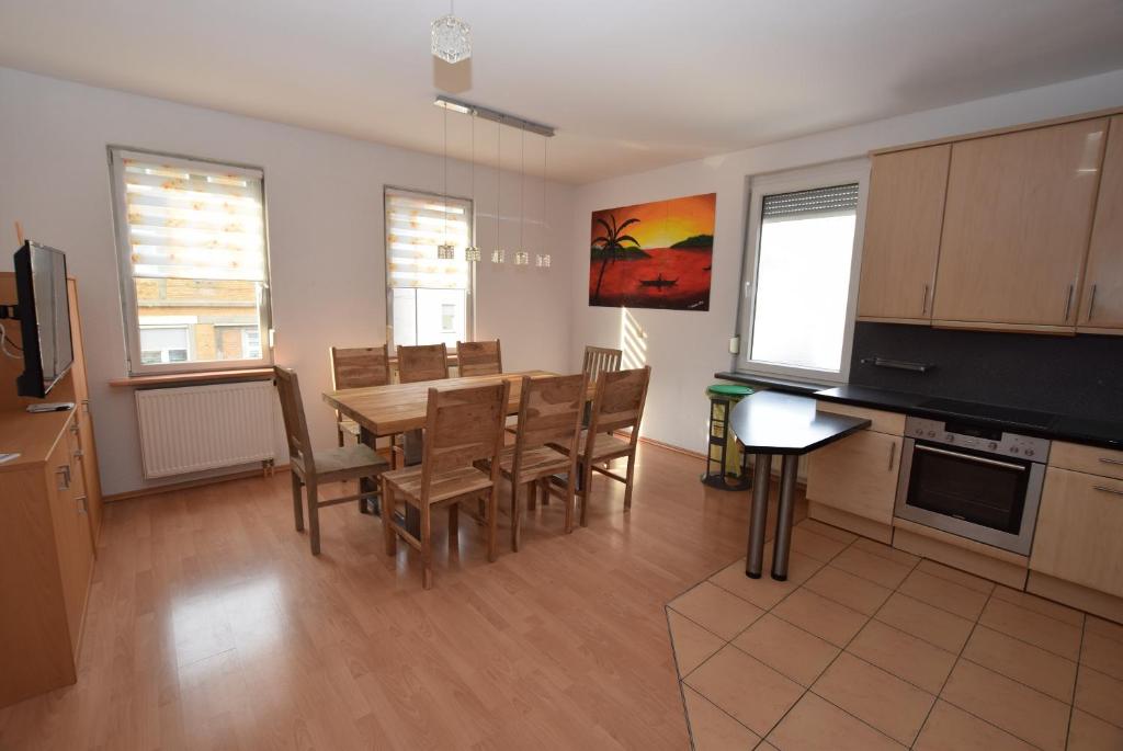 a kitchen and dining room with a table and chairs at Apartment Stuttgart Südheim in Stuttgart