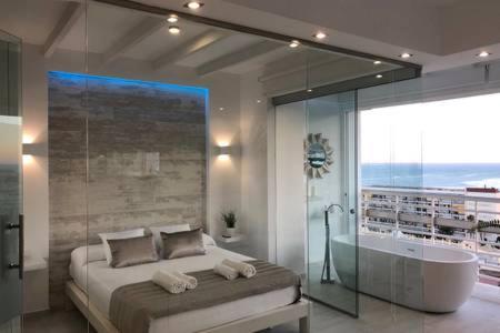Posteľ alebo postele v izbe v ubytovaní Loft del Mar - Charming luxury apartment at La Roca
