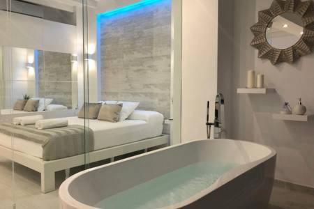 Posteľ alebo postele v izbe v ubytovaní Loft del Mar - Charming luxury apartment at La Roca