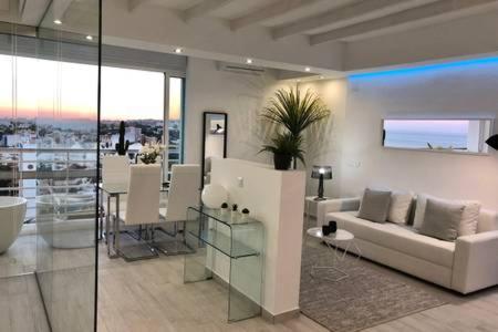 Posedenie v ubytovaní Loft del Mar - Charming luxury apartment at La Roca