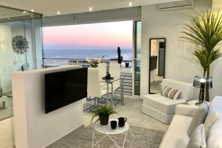 Televízia a/alebo spoločenská miestnosť v ubytovaní Loft del Mar - Charming luxury apartment at La Roca