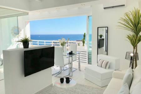 un soggiorno con TV a schermo piatto a parete di Loft del Mar - Charming luxury apartment at La Roca a Torremolinos