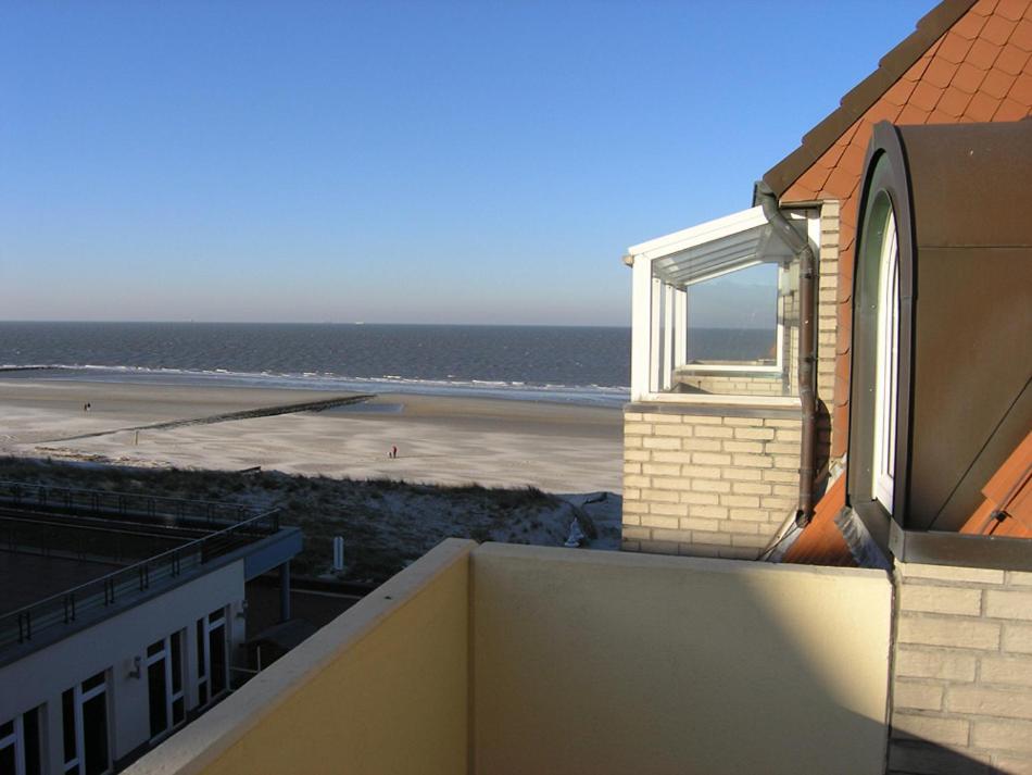 einen Blick auf das Meer von einem Gebäude mit Fenster in der Unterkunft Villa Marina Wangerooge in Wangerooge