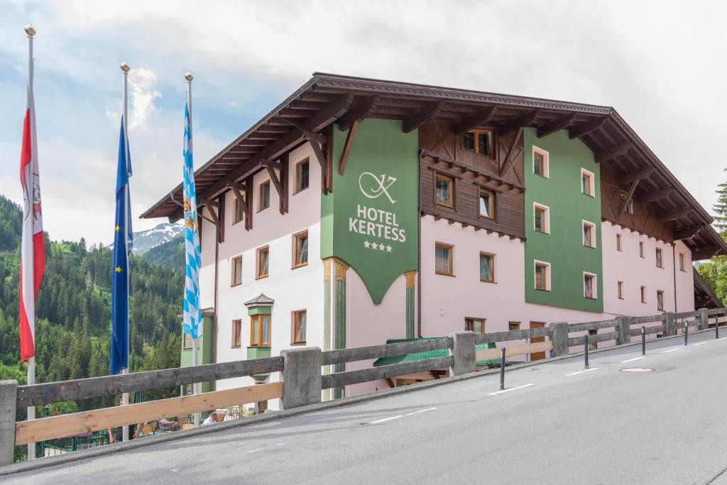 Nespecifikovaný výhled na hory nebo výhled na hory při pohledu z hotelu