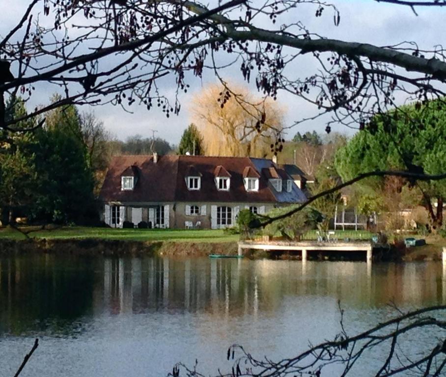 a house on the shore of a lake at La maison du lac in Auvers-sur-Oise