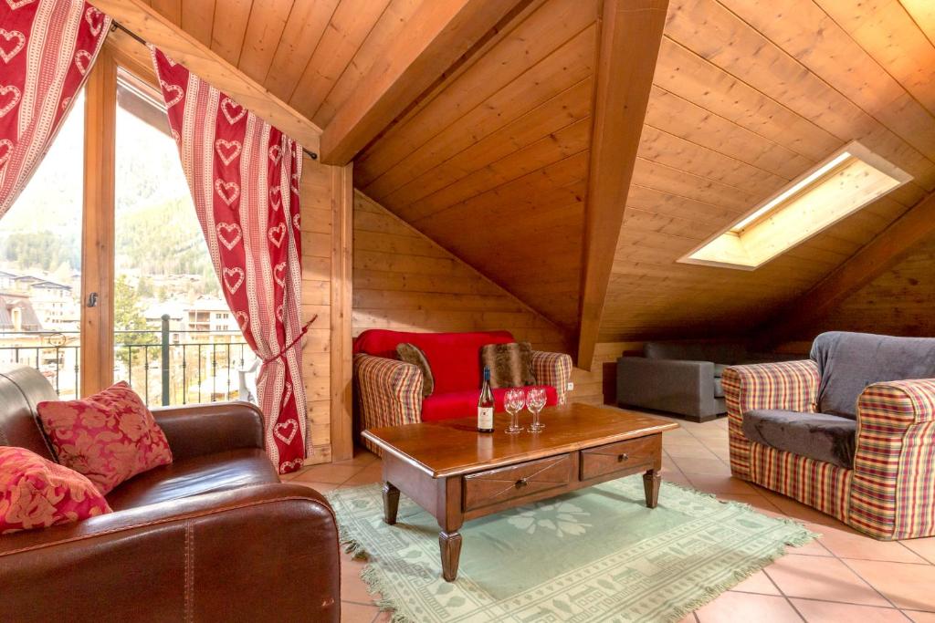 un salon avec des canapés et une table basse dans l'établissement Polaris - Chamonix, à Chamonix-Mont-Blanc