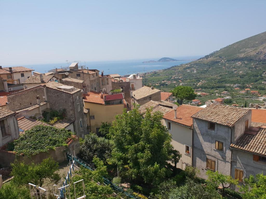 einen Überblick über eine Stadt mit Häusern und Bäumen in der Unterkunft le tre torri in Maranola